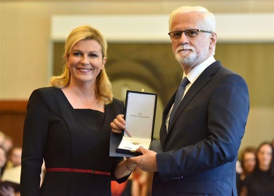 Predsjednica RH Kolinda Grabar-Kitarović dodijelila odlikovanje predsjedniku HIZ-a Darinku Bagi